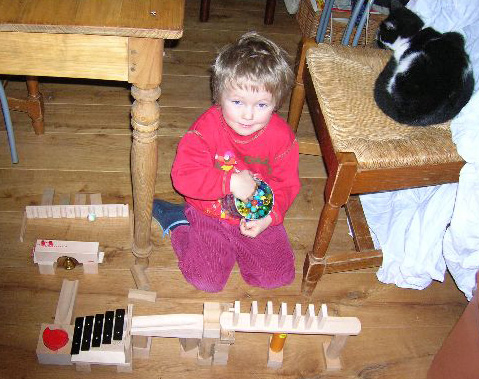 Florian met zijn knikkerbaantje